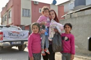 Genel afet koordinasyonunu İzmir'in &uuml;stlendiği Osmaniye&rsquo;de B&uuml;y&uuml;kşehir ekipleri &ouml;zel hik&acirc;yelerin