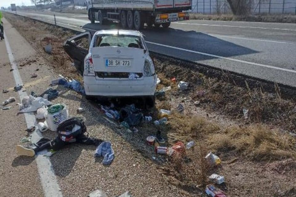 Nevşehir'in Hacıbektaş il&ccedil;esinde depremzede ailenin i&ccedil;inde bulunduğu otomobil ref&uuml;je d&uuml;şt&uuml;.