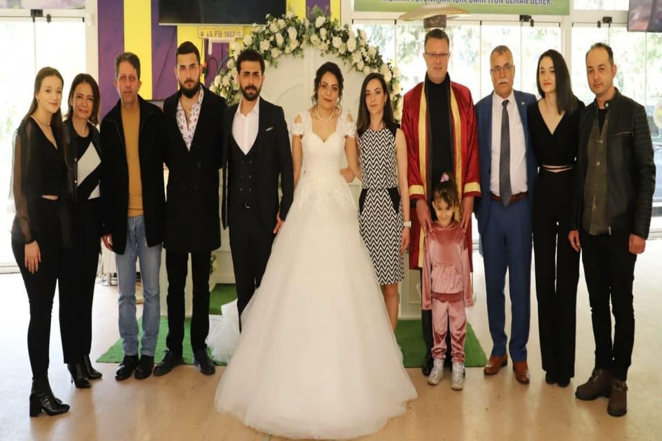 T&uuml;rkiye'yi yasa boğan depremlerde Hatay'daki evlerinin enkazından 36 saat sonra