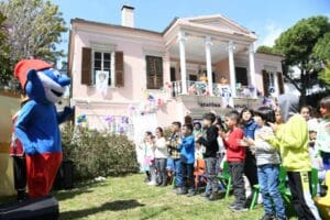 Bornova Belediyesi Sayra &Ccedil;ınar Vakfı işbirliğiyle depremzede &ccedil;ocuklar i&ccedil;in eğlenceli