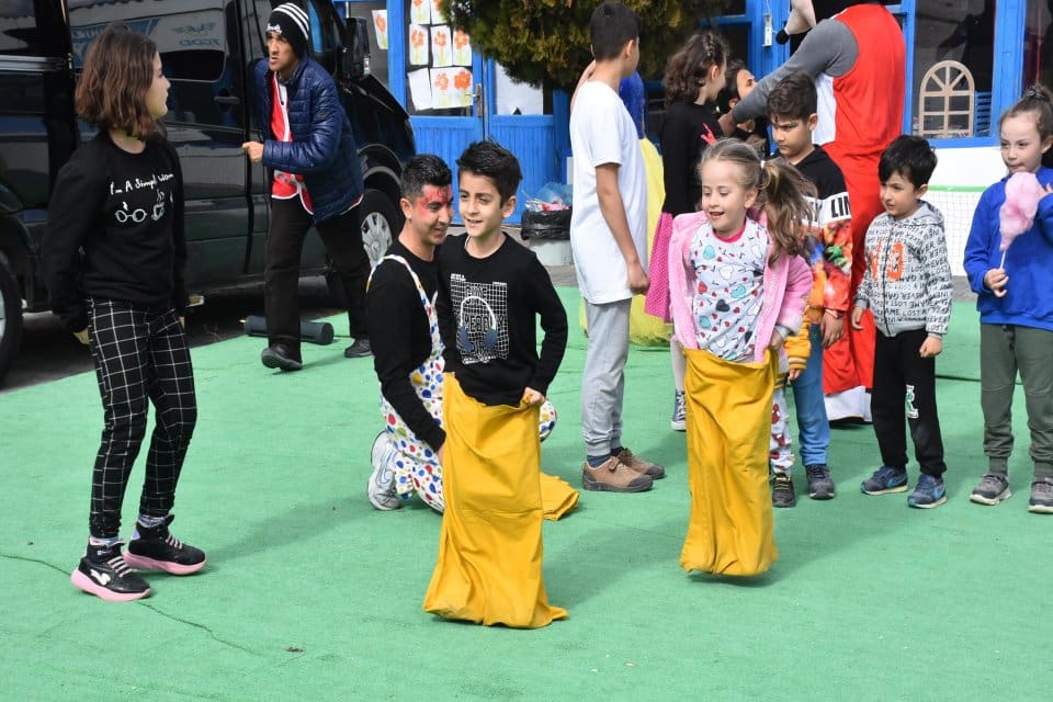 Kahramanmaraş merkezli depremlerin ardından farklı kentlerden İzmir&rsquo;e gelen depremzede ailelerin