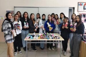 İzmir'de meslek liselerindeki &ouml;ğrencilerce &uuml;retilen 1486 oyuncak ile halk eğitim