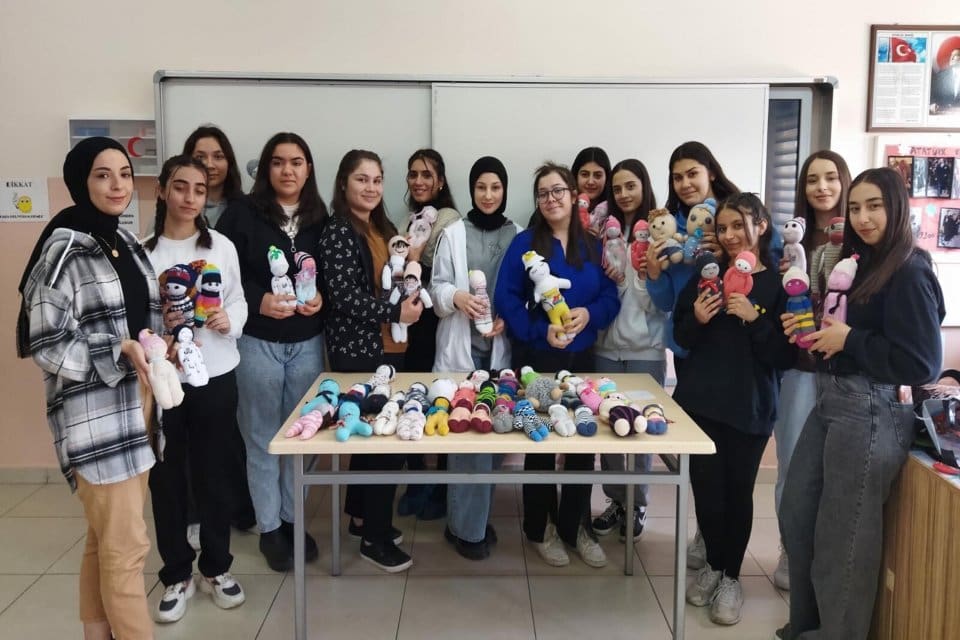 İzmir'de meslek liselerindeki &ouml;ğrencilerce &uuml;retilen 1486 oyuncak ile halk eğitim