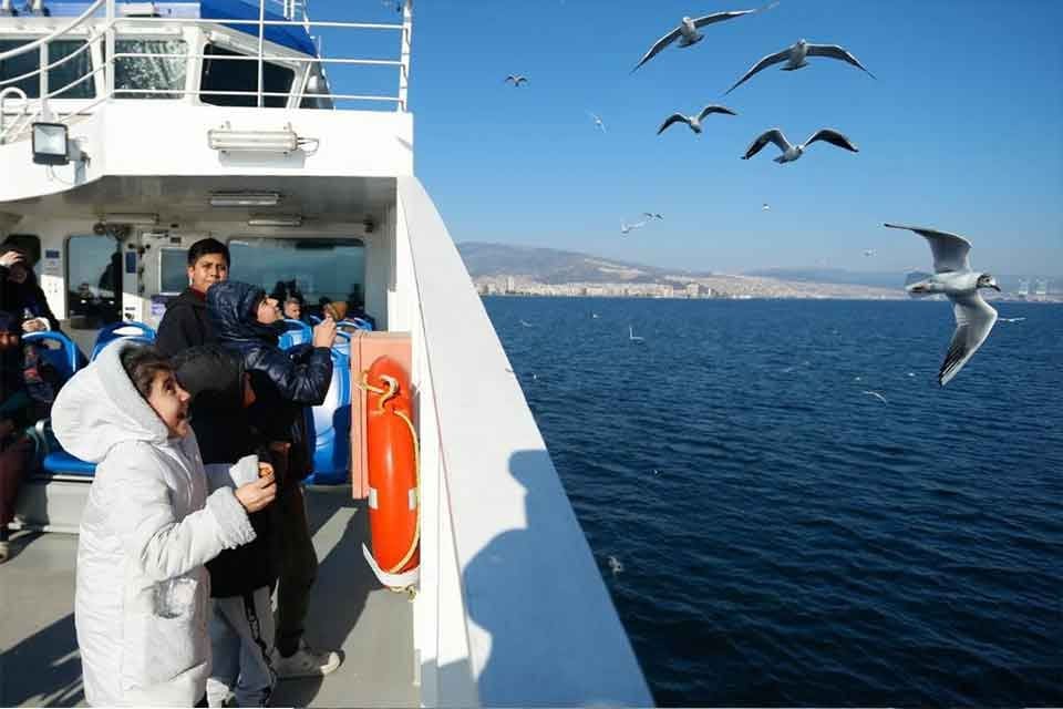 Konak&rsquo;taki otellerde ağırlanan depremzede aileleri ziyaret ettiği sırada &ccedil;ocukların Doğal