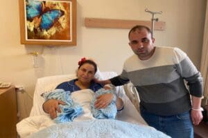 Kahramanmaraş merkezli depremlerde Gaziantep'teki evleri hasar g&ouml;ren hamile Esra Karakuzulu