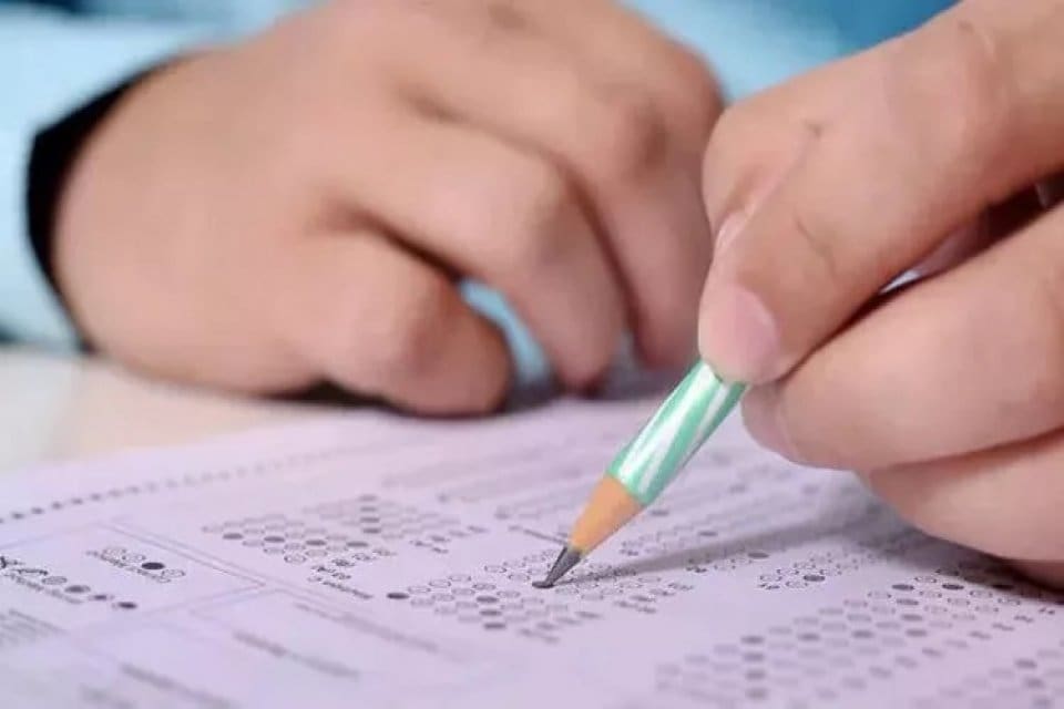 Uzunca aradan sonra y&uuml;zy&uuml;ze eğitim-&ouml;ğretimin başladığı Malatya'da &ouml;ğrencilerin heyecanına ortak