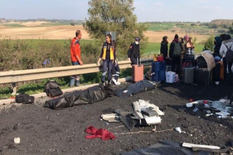 Hatay'da &uuml;niversiteye hazırlanan depremzede &ouml;ğrencileri, Konya'daki KYK yurduna taşıyan otob&uuml;s,
