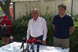 İzmir Depremi'nin ardından evleri ağır ve orta hasarlı binalarının yeniden