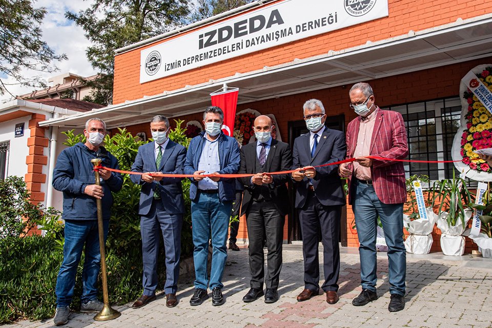 İzmir'de 30 Ekim depreminden etkilenen yurttaşlar, İzmir Depremzedeleri Dayanışma Derneği