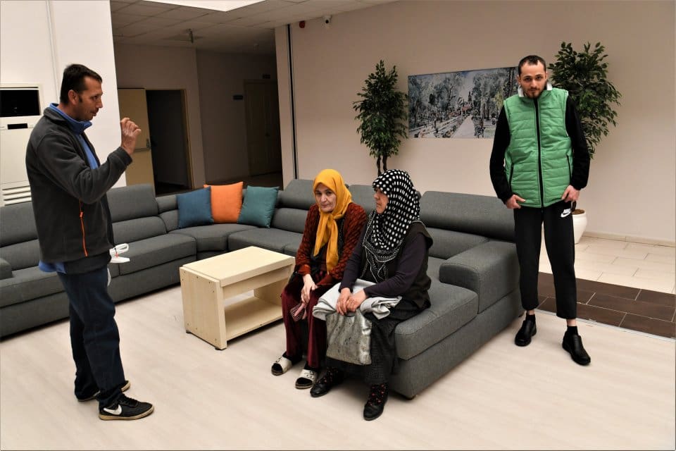 Bornova Belediyesi&rsquo;nin, depremzedeler &nbsp;i&ccedil;in hazırladığı barınma alanlarında yerleşimler başladı. Felaketin