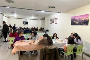 İzmir B&uuml;y&uuml;kşehir Belediyesi, kente gelen depremzede ailelerin bir b&ouml;l&uuml;m&uuml;n&uuml; İZELMAN&rsquo;ın