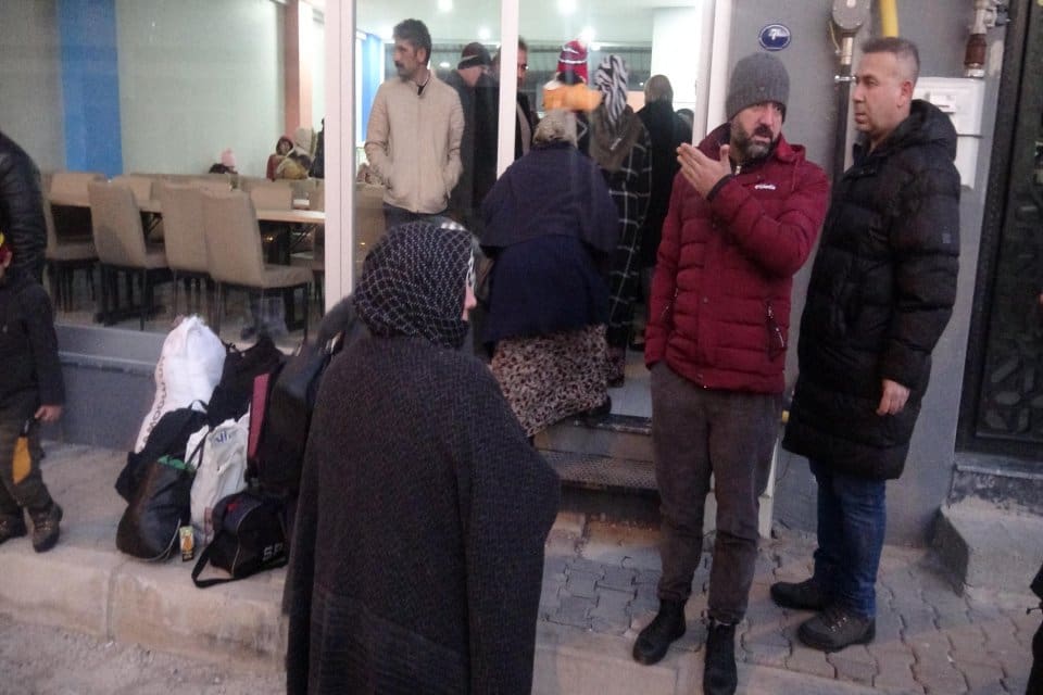 Kahramanmaraş merkezli depremlerden sağ kurtulan 46 kişi, İzmir'in &Ccedil;iğli il&ccedil;esindeki
