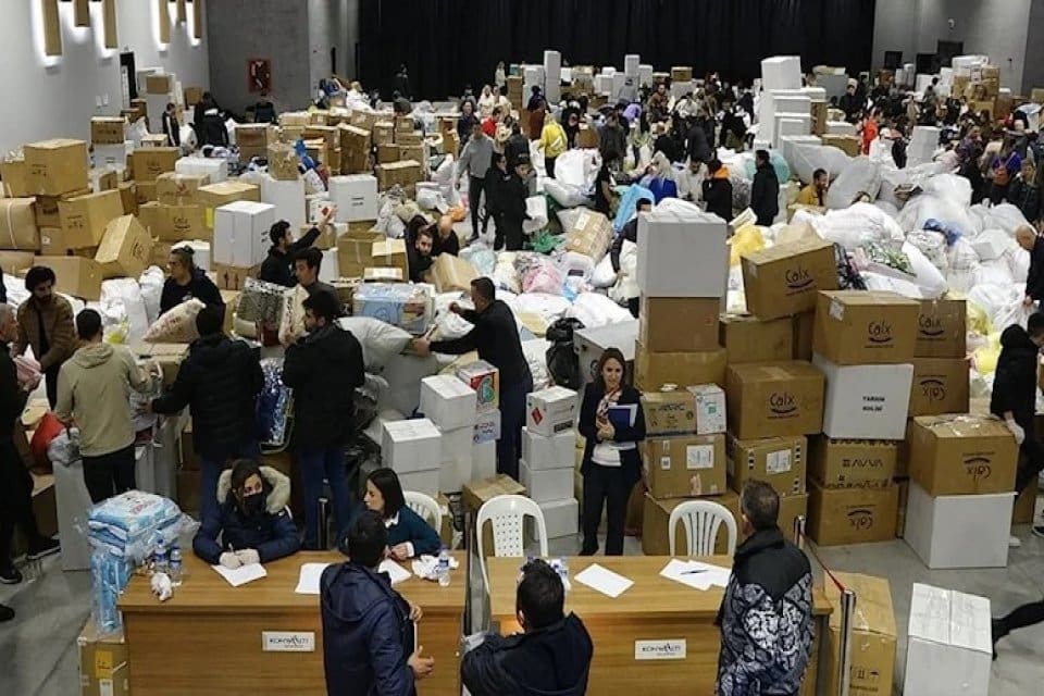 Antalya Valiliği ile belediyeler tarafından kurulan yardım koordinasyon merkezlerinde toplanan