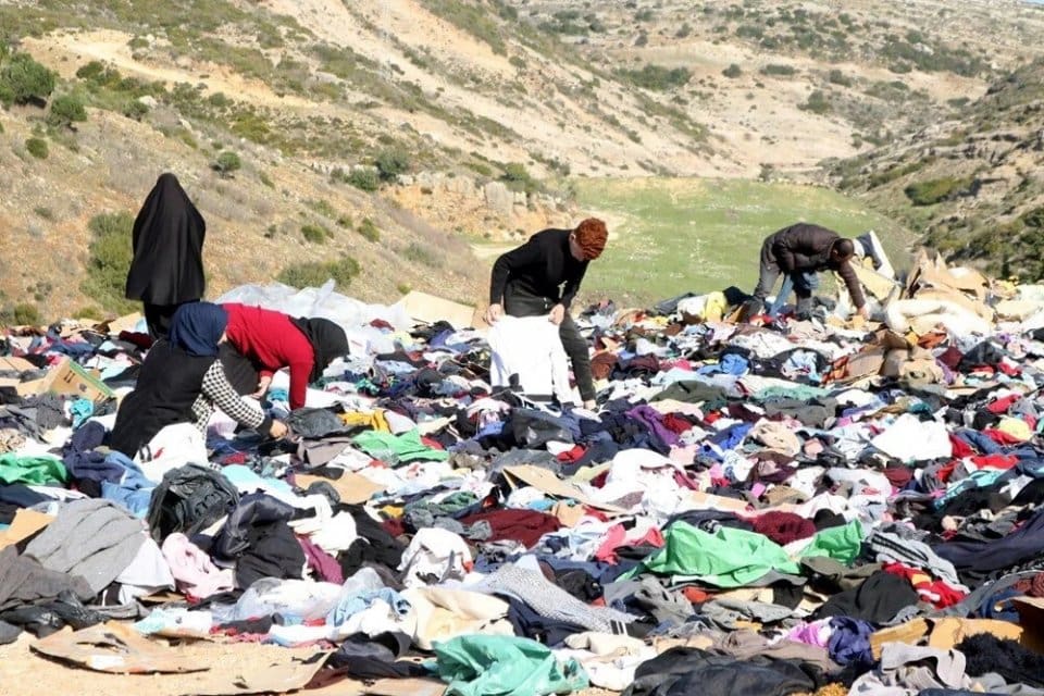 Hatay'a depremzedeler i&ccedil;in g&ouml;nderilen binlerce kıyafet, Yayladağ- Hatay yoluna gelişig&uuml;zel