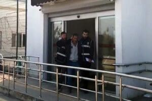 Adana'da depremde yıkılan evlerinin enkazından kurtarılıp tedaviye alınan yaralıların yakınlarını,
