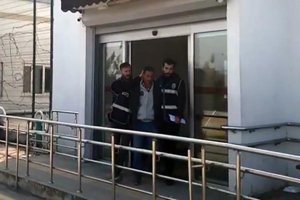 Adana'da depremde yıkılan evlerinin enkazından kurtarılıp tedaviye alınan yaralıların yakınlarını,