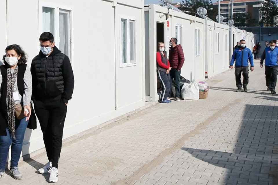 Depremzedelerin İzmir B&uuml;y&uuml;kşehir'e ait Uzundere konutları sonrası AFAD'ın koyteyner kentinden