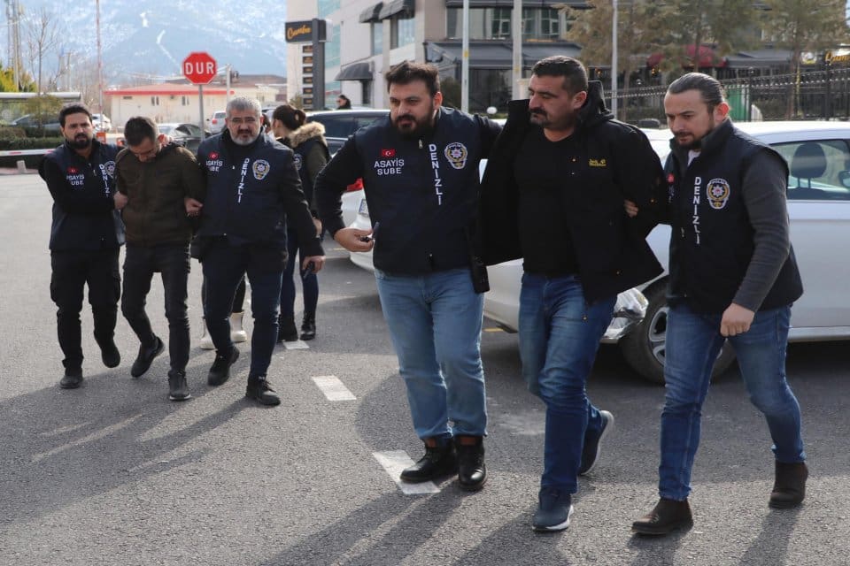 Denizlide internet&nbsp;sitelerinde satılık konteyner ilanı verip depremzedeleri dolandırdığı tespit edilen&nbsp;Emrah