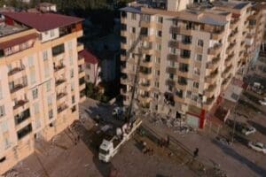 Depremden hasar g&ouml;ren evlerinden kalan eşyalarını alıp başka yere gitmek