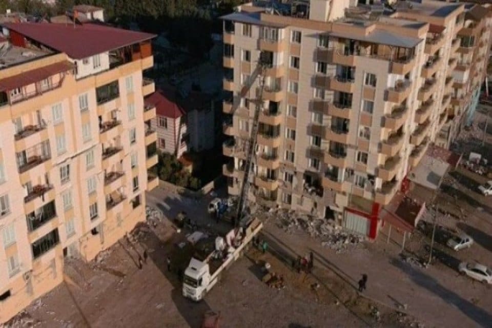 Depremden hasar g&ouml;ren evlerinden kalan eşyalarını alıp başka yere gitmek