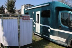 Hatay'da kurdukları &ccedil;adırlarda depremzedelere sağlık hizmeti veren SES &uuml;yeleri, "Depremzedelerin