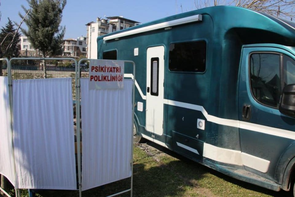 Hatay'da kurdukları &ccedil;adırlarda depremzedelere sağlık hizmeti veren SES &uuml;yeleri, "Depremzedelerin