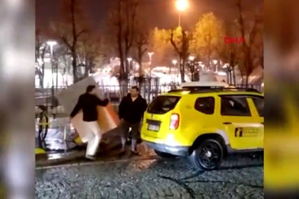 Depremzedelere g&ouml;nderilen malzemelerin bir araca y&uuml;klenmesi tepki &ccedil;ekti. D&uuml;zce'de 23