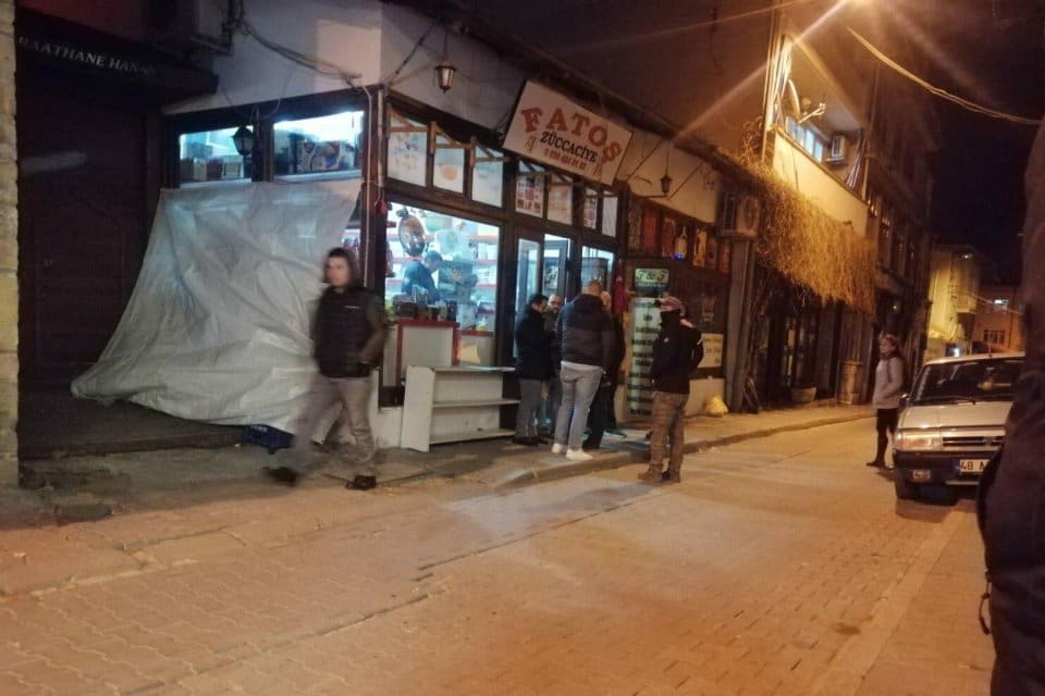 Muğla'nın Menteşe il&ccedil;esinde, depremzede olduğunu s&ouml;yleyerek aldığı yardım malzemelerini sattığı