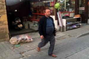 Muğla'nın Menteşe il&ccedil;esinde, depremzede olduğunu s&ouml;yleyerek aldığı yardım malzemelerini sattığı