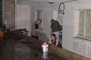 İzmir'in Karşıyaka ilçesinde sağanak yağmur nedeniyle dere taştı, onlarca evi