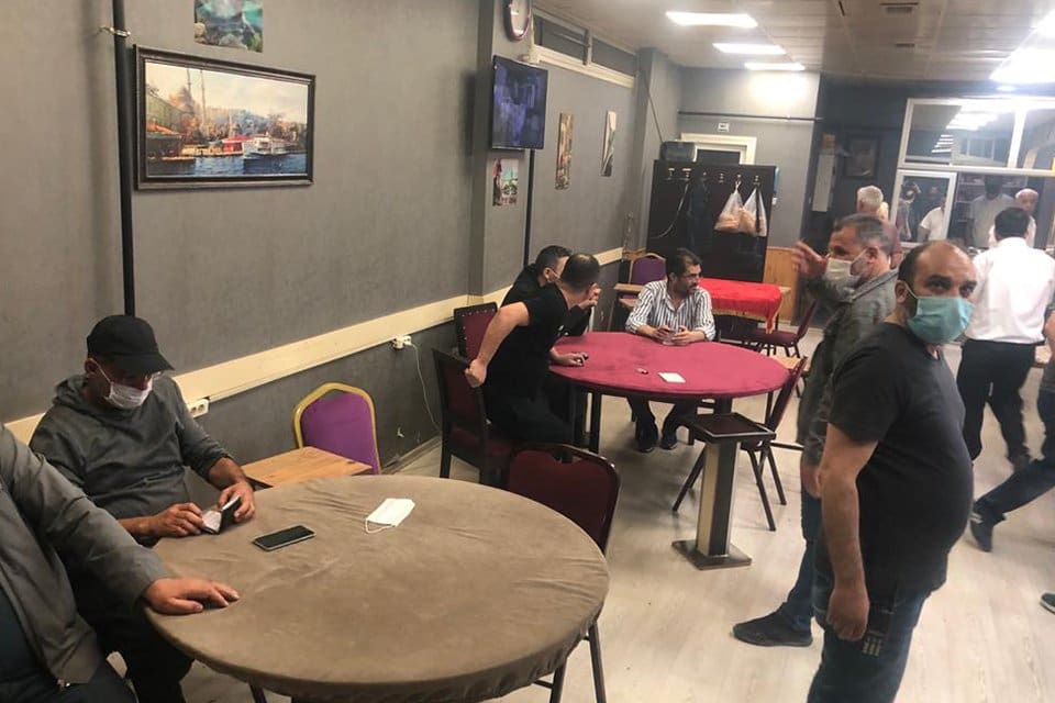Buca'da&nbsp;kumar oynandığı belirlenen bir derneğe yapılan baskında 12 kişiye toplam