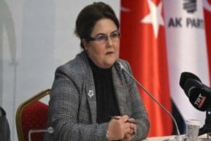 Deprem sonrasında refakatsiz olan 1362 &ccedil;ocuğun bakanlık sistemine kaydedildiğini a&ccedil;ıklayan