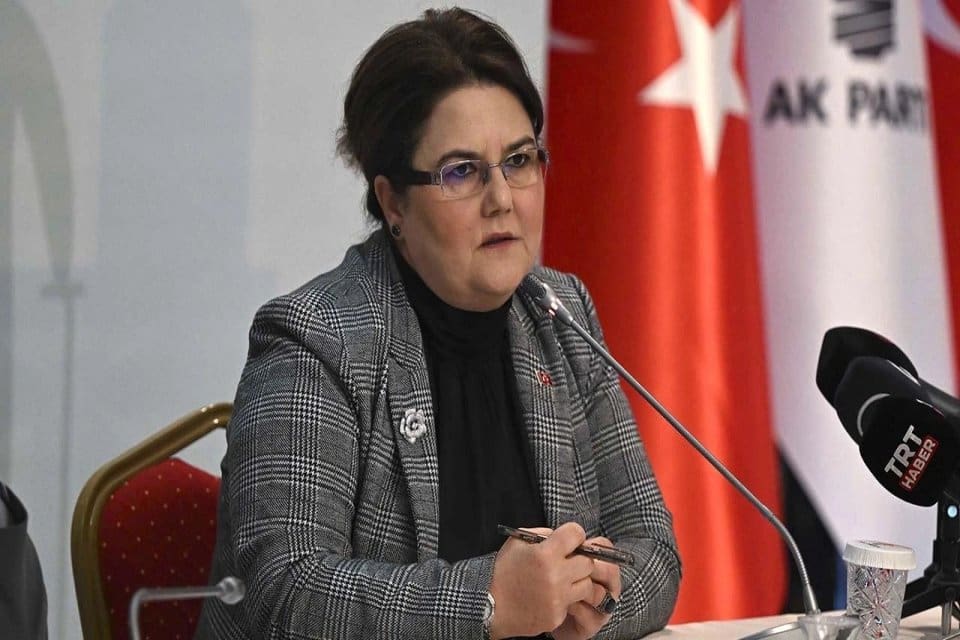 Deprem sonrasında refakatsiz olan 1362 &ccedil;ocuğun bakanlık sistemine kaydedildiğini a&ccedil;ıklayan