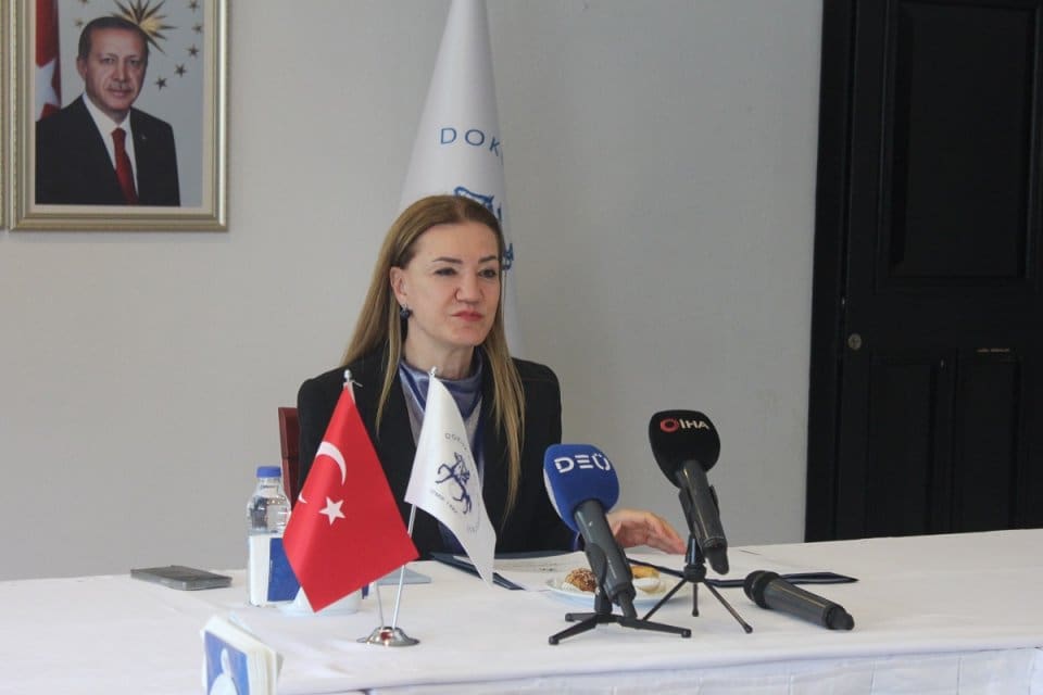 Dokuz Eyl&uuml;l &Uuml;niversitesinin (DE&Uuml;) hazırlamış olduğu &ldquo;Asrın Felaketinde Asrın Dayanışması&rdquo;