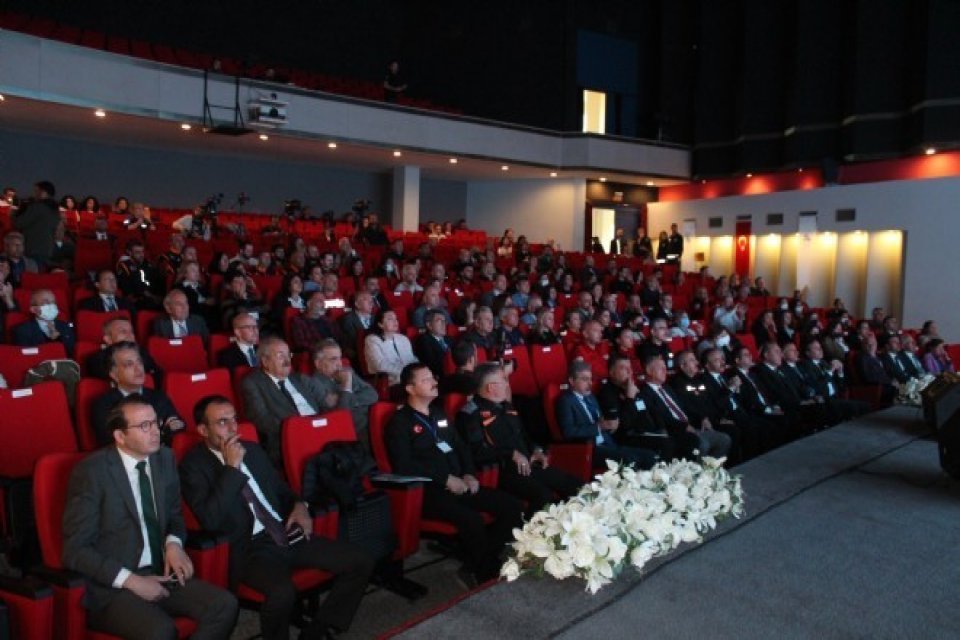 İzmir Deprem &Ccedil;alıştayı&rsquo;nda konuşan İ&ccedil;işleri Bakan Yardımcısı &Ccedil;ataklı, b&uuml;y&uuml;k yıkımın