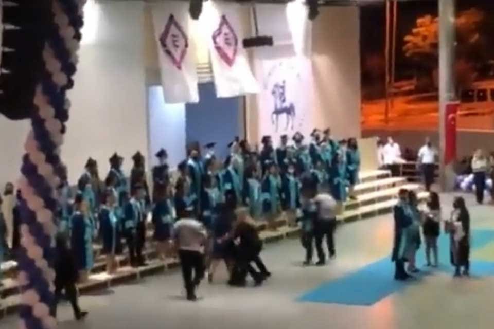 Dokuz Eyl&uuml;l &Uuml;niversitesi Edebiyat Fak&uuml;ltesi mezuniyet t&ouml;reninde &ouml;zel g&uuml;venlik g&uuml;&ccedil;leri