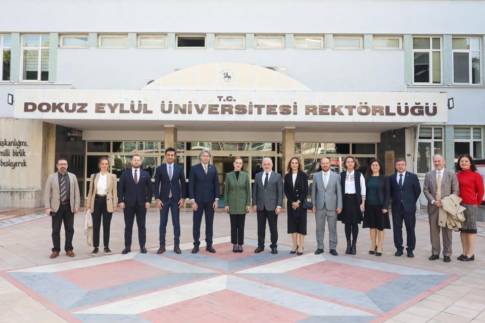 Dokuz Eyl&uuml;l &Uuml;niversitesi (DE&Uuml;) ile T&uuml;rk Kızılayı arasında kan bağışı