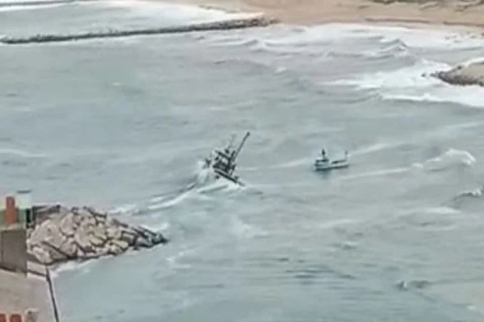 Arnavutk&ouml;y'de kuvvetli r&uuml;zgarın etkisiyle oluşan dev dalgalar balık&ccedil;ı teknelerini s&uuml;r&uuml;kledi.