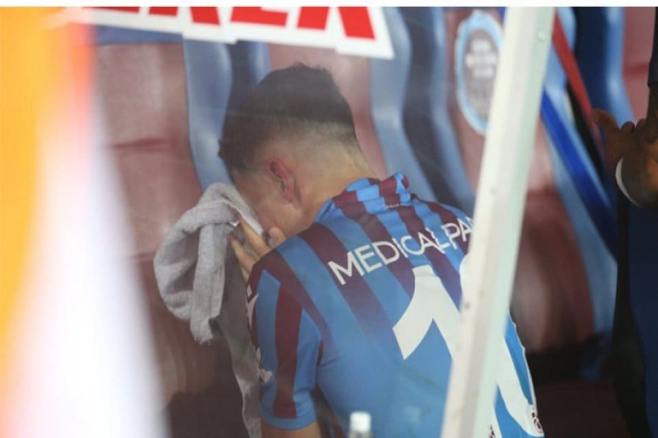Trabzonspor – Galatasaray derbisinde Abd&uuml;lkadir &Ouml;m&uuml;r, g&ouml;sterilen tepkiler sonrası g&ouml;zyaşlarını