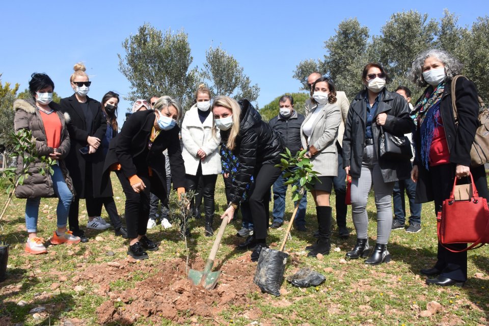 DEVA Partisi, &ouml;ld&uuml;r&uuml;len kadınların adını yaşatmak i&ccedil;in fidan dikti. Demokrasi