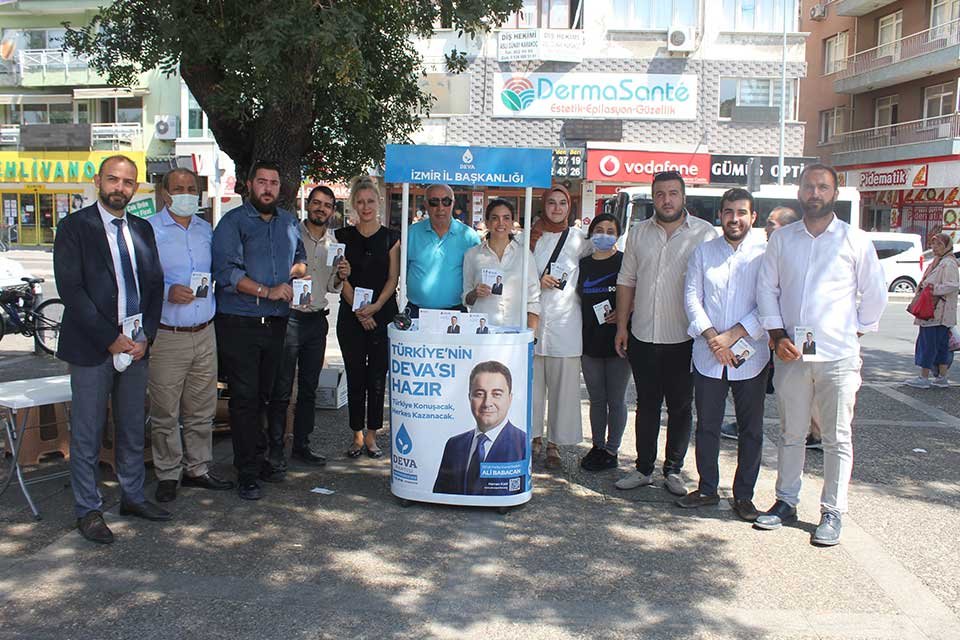 İzmir’de ilçe başkanlığı atamaları ve kongrelerini hızla sürdüren DEVA Partisi