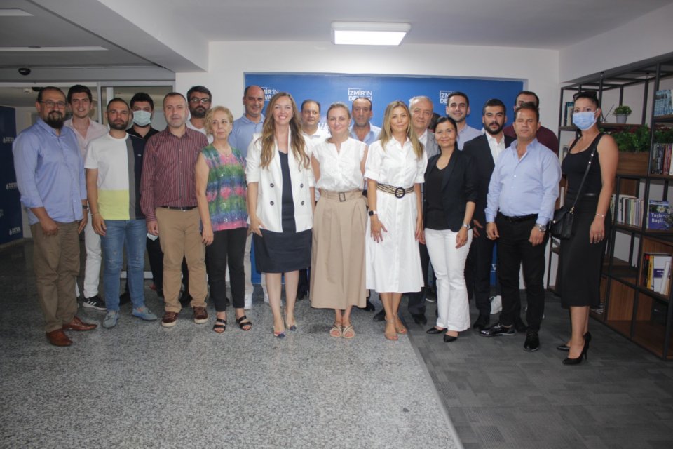 DEVA Partisi İzmir&rsquo;de &uuml;&ccedil;&uuml;nc&uuml; il&ccedil;e kongresini Konak&rsquo;ta ger&ccedil;ekleştirdi. Konak&rsquo;ın T&uuml;rkiye&rsquo;nin