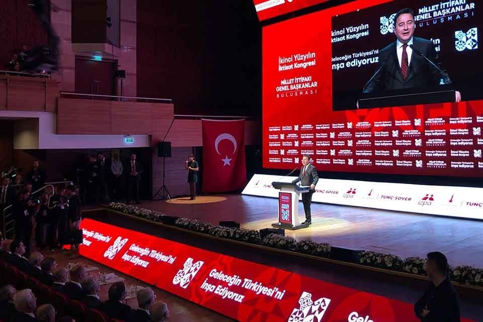 İzmir&rsquo;de ger&ccedil;ekleşen Millet İttifakı Genel Başkanlar Buluşması&rsquo;nda konuşan DEVA Partisi