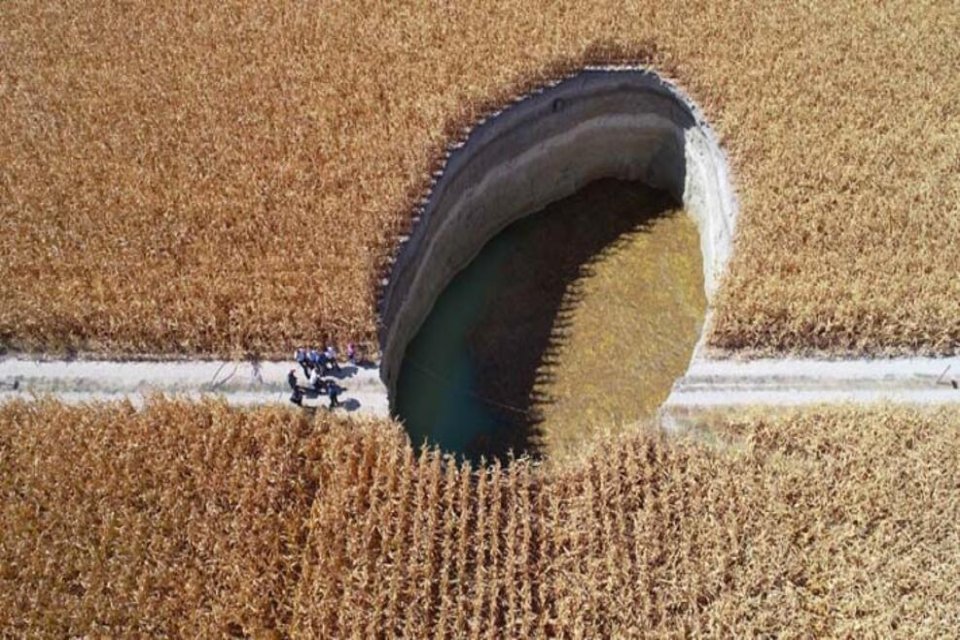 Konya'nın Karapınar il&ccedil;esinde, yer altı sularının &ccedil;ekilip, toprağın &ccedil;&ouml;kmesiyle meydana
