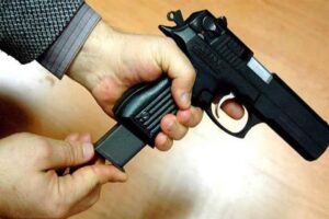 İzmir'in Bayraklı il&ccedil;esinde iddiaya g&ouml;re E.&Ccedil;. tarafından resmi dairede temizlik