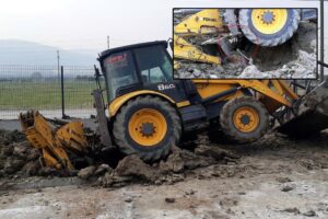 İzmir'in Kınık il&ccedil;esinde peyzaş &ccedil;alışması sırasında yaşanan toprak kayması nedeniyle