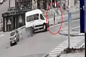 Ankara'nın Altındağ il&ccedil;esinde, kontrolden &ccedil;ıkan servis minib&uuml;s&uuml; otomobille &ccedil;arpışıp devrildi.