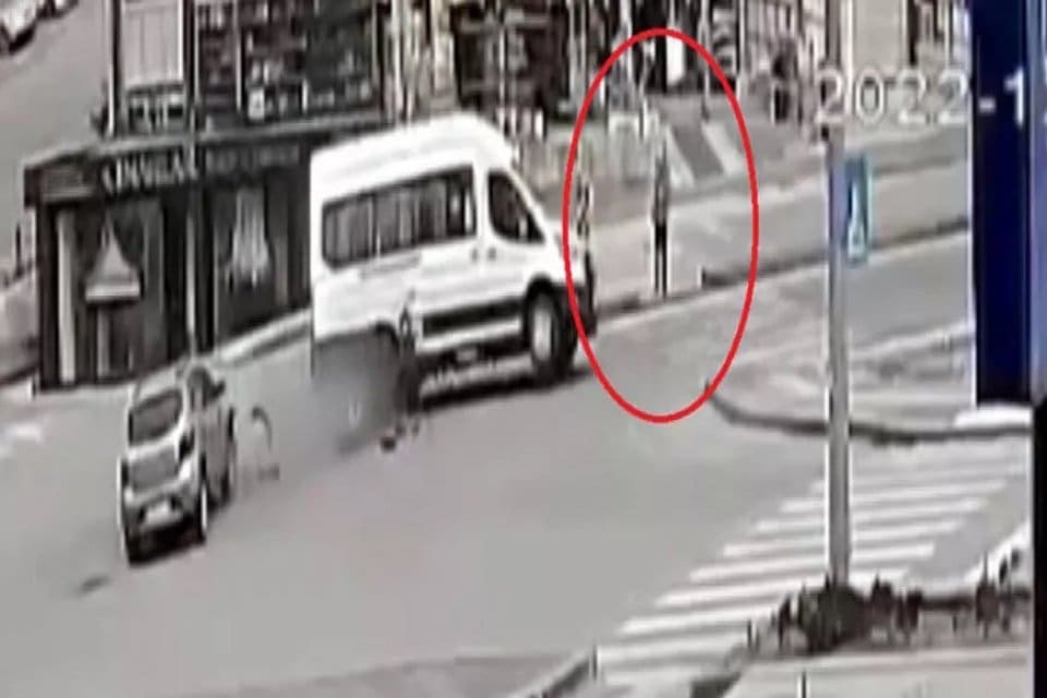 Ankara'nın Altındağ il&ccedil;esinde, kontrolden &ccedil;ıkan servis minib&uuml;s&uuml; otomobille &ccedil;arpışıp devrildi.