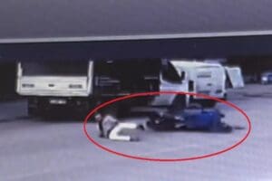 Bursa&rsquo;nın İneg&ouml;l il&ccedil;esinde devrilip park halindeki kamyonete &ccedil;arpan motosikletin s&uuml;r&uuml;c&uuml;s&uuml;