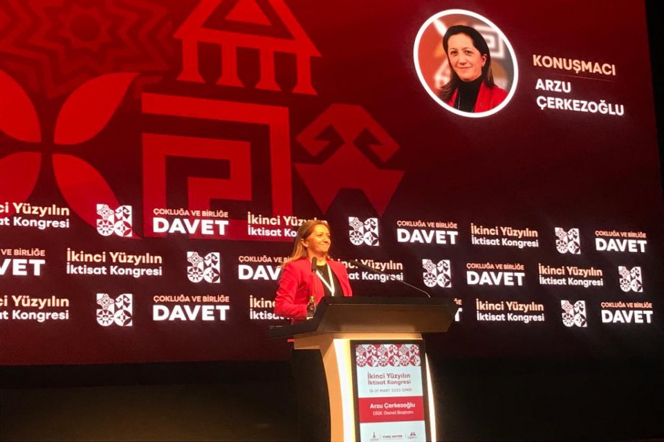 T&uuml;rkiye Devrim İş&ccedil;i Sendikaları Konfederasyonu (DİSK) Genel Başkanı Arzu &Ccedil;erkezoğlu,